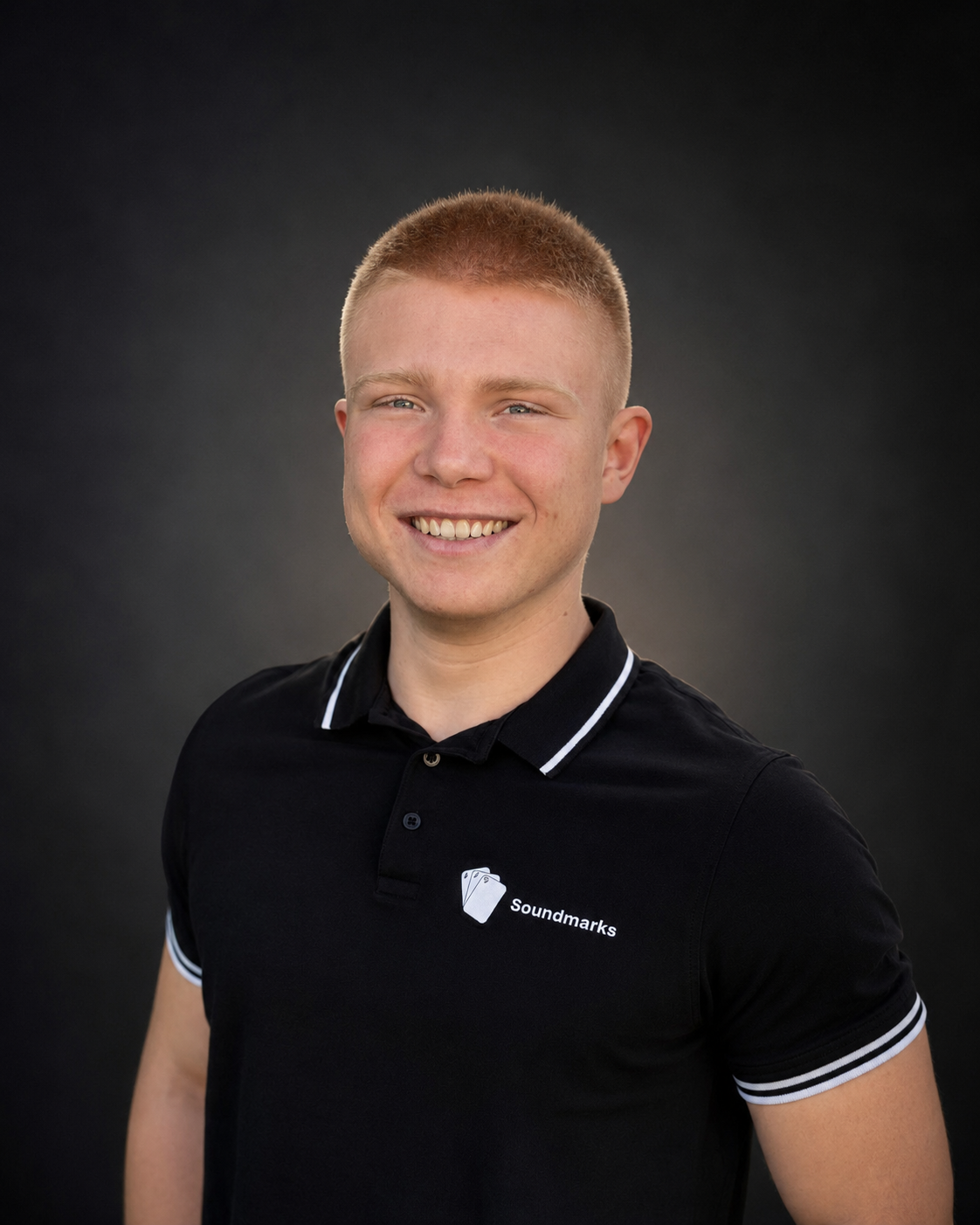 Oscar Fischer, Gründer von Soundmarks, im schwarzen Soundmarks-Poloshirt.